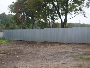Забор из профнастила с утрамбовкой щебнем 78 метров