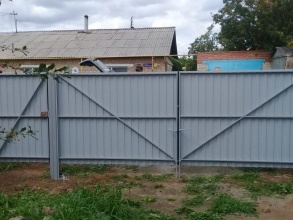 Забор из профнастила с воротами и калиткой 10 соток