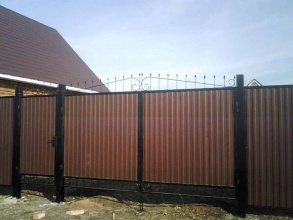 Забор из профнастила с воротами и калиткой 12 метров