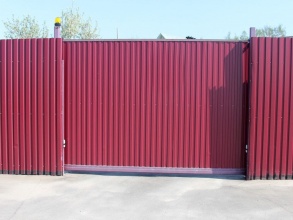 Забор из профнастила с воротами и калиткой 15 метров