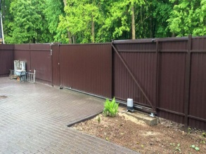 Забор из профнастила с воротами и калиткой 20 метров