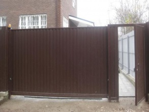 Забор из профнастила с воротами и калиткой 6 соток