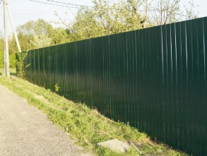 Забор из профнастила с забивными столбами 115 метров