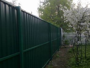 Забор из профнастила с забивными столбами 15 метров