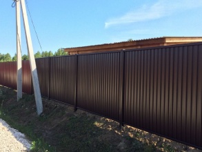 Забор из профнастила с забивными столбами 18 метров