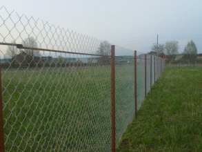 Забор из сетки рабицы в натяг с протяжкой арматуры 12 метров