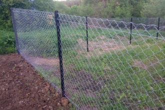 Забор из сетки рабицы в натяг с протяжкой арматуры 15 метров