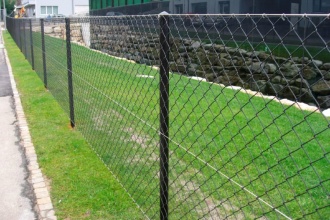 Забор из сетки рабицы в натяг с протяжкой арматуры 18 метров