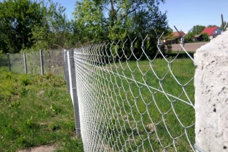 Забор из сетки рабицы в натяг с протяжкой арматуры 60 метров